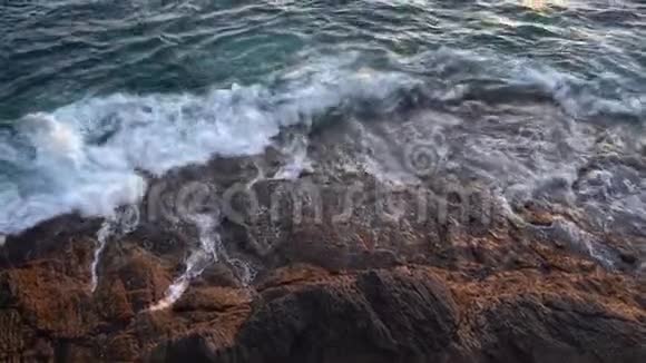 日落时的海浪和岩石视频的预览图