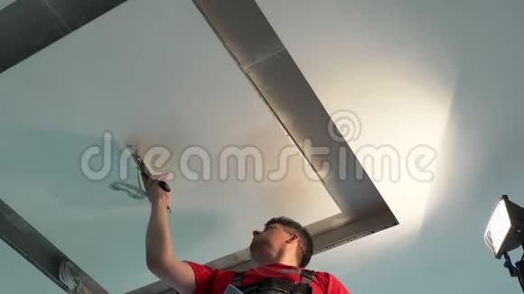 油漆工在壁龛之间的天花板上涂上石膏填料以照明视频的预览图