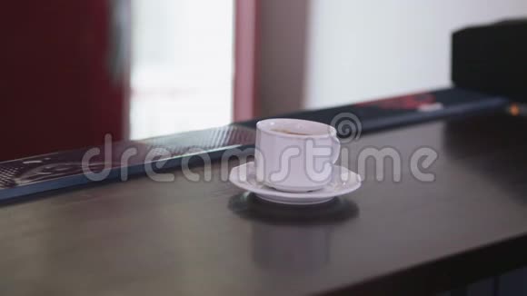 咖啡店柜台上的白色咖啡杯视频的预览图