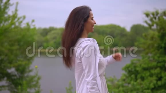 女性沿湖散步视频的预览图