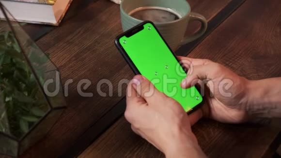 男人手里拿着智能手机手里拿着绿色屏幕男人手里拿着带有色度的手机视频的预览图