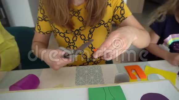 母亲带着两个孩子从事手工艺品视频的预览图