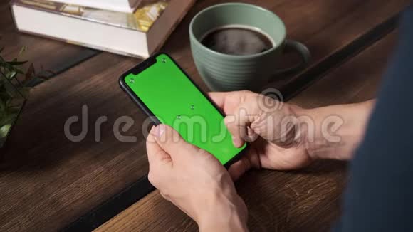 男人手里拿着智能手机手里拿着绿色屏幕男人手里拿着带有色度的手机视频的预览图