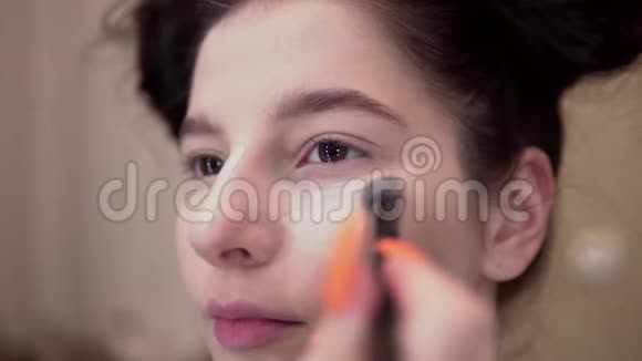 女孩混合遮瑕膏化妆美容博客视觉艺术家特写视频的预览图