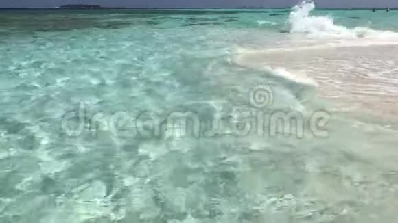 马尔代夫沙岸的海浪视频的预览图