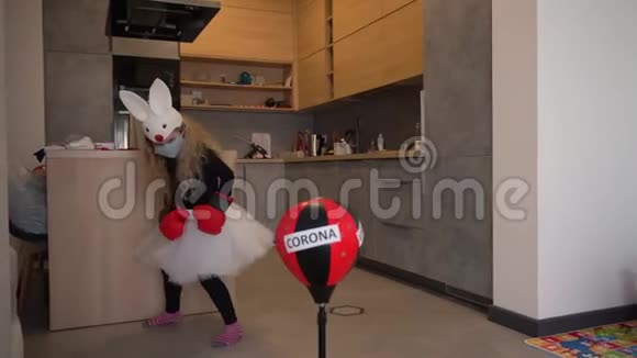 活跃的女孩与兔子服装对抗电晕病毒Covid19概念视频的预览图