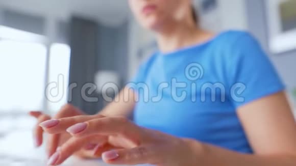 女人在电脑键盘上打字远程工作的概念视频的预览图