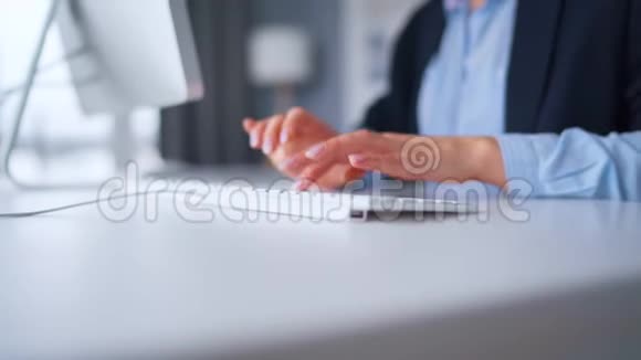 女人在电脑键盘上打字远程工作的概念视频的预览图