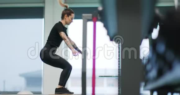 女人在健身房跳盒子女人的腿训练前视图女士慢动作健身有氧运动妇女培训视频的预览图