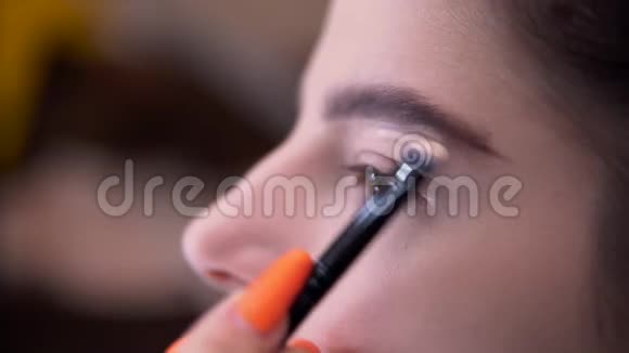 女孩化妆眉毛刷脸眼线美容博客特写视频的预览图