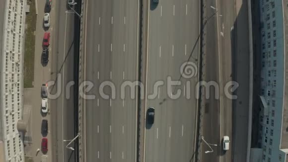 在桥上行驶的汽车俯视视频的预览图