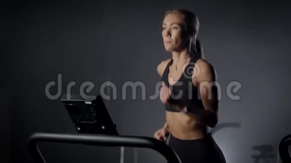 性感的年轻女子正在健身俱乐部里慢跑锻炼她的耐力锻炼心脏视频的预览图