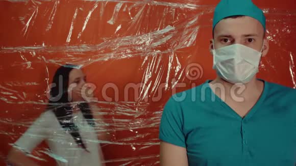 年轻女子被迫与冠状病毒隔离咳嗽男性医生用医用口罩隔离了病人视频的预览图