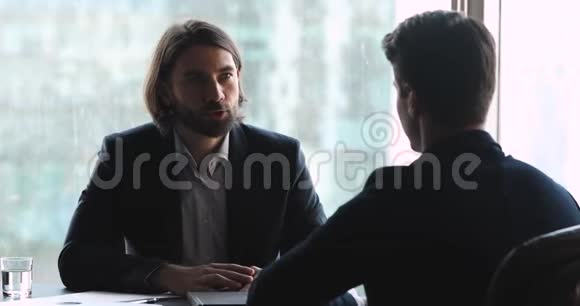 两个商人雇主和求职者在面试中交谈视频的预览图