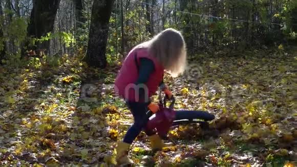 坚强的花匠姑娘用吹叶器在花园院子里打秋叶视频的预览图