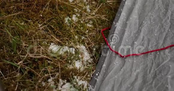 落在帐篷和草地上的冰雪视频的预览图