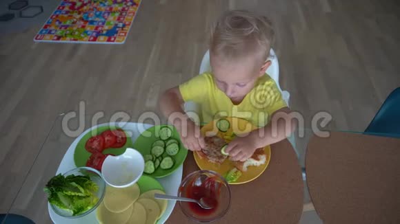 两岁的男孩在家吃汉堡包平衡稳定器运动顶射视频的预览图