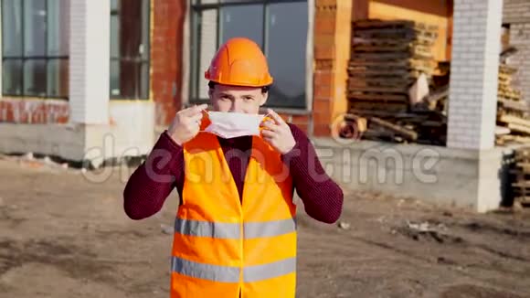 男施工工穿工作服在施工区域上戴医用口罩视频的预览图