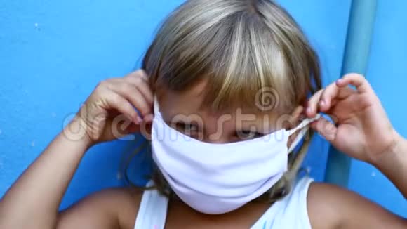 悲伤的6岁女孩戴着面具冠状病毒2020视频的预览图