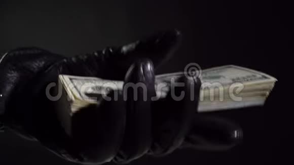 戴着黑色手套检查美元视频的预览图