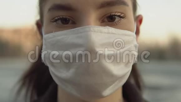 青年学生妇女防护面具街N1H1冠状病毒在中国的流行视频的预览图