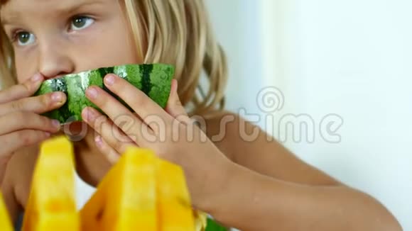 小女孩吃黄色西瓜视频的预览图