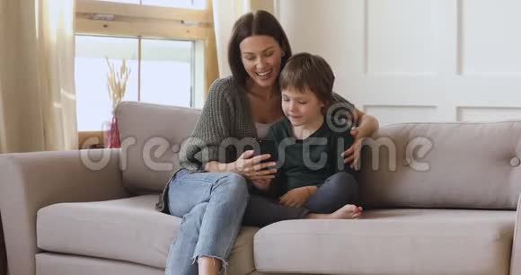 快乐妈妈教孩子学习智能手机应用程序视频的预览图