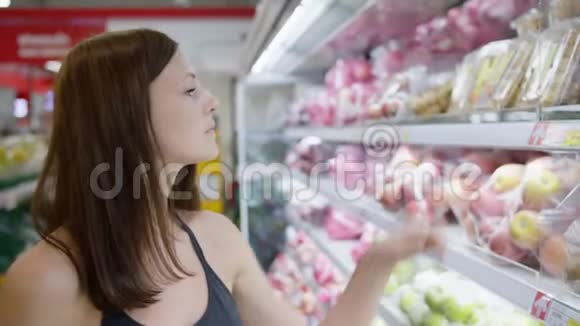 在超市里选蔬菜的女人视频的预览图