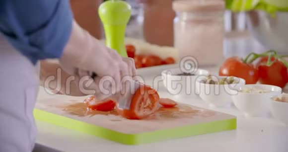 家开放式厨房手工切西红柿的细节地中海健康饮食蔬菜西红柿沙拉视频的预览图