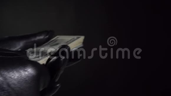 戴着黑色手套检查美元视频的预览图