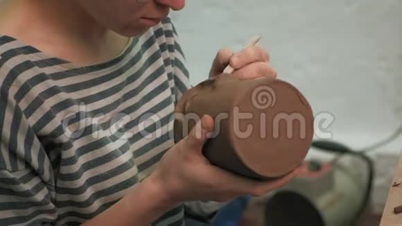 神学家的作品制作陶器视频的预览图