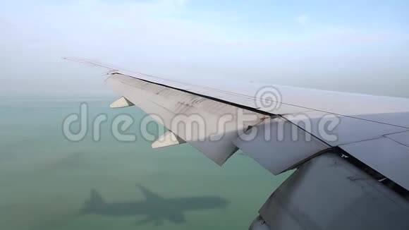 飞机降落时窗户被射中视频的预览图