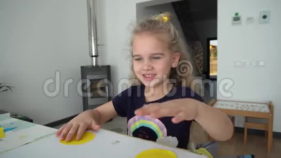 可爱的金发女孩在赢得手工棋盘游戏后表现出积极的情绪视频的预览图