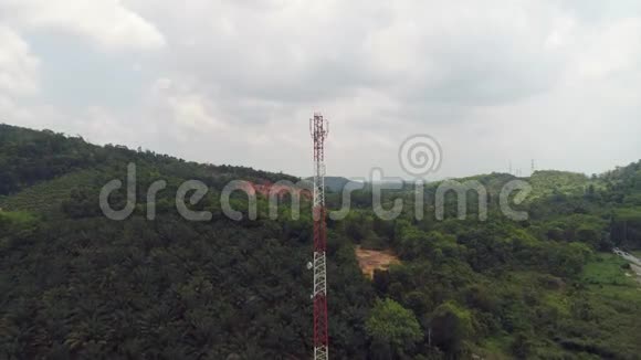 4k空中电视电信塔配有用于手机无线电发射机的天线视频的预览图