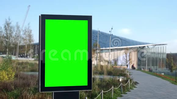 空广告牌与绿色屏幕的广告在空公园冠状病毒检疫封锁视频的预览图