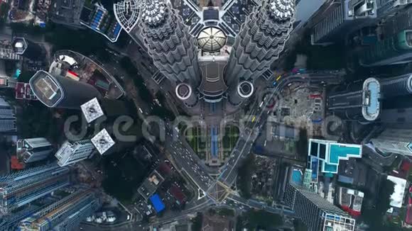 从无人驾驶飞机俯瞰吉隆坡中部的KLCC或Petronas双塔城市景观视频的预览图
