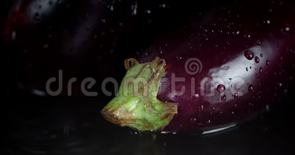 水滴落在成熟的茄子上视频的预览图