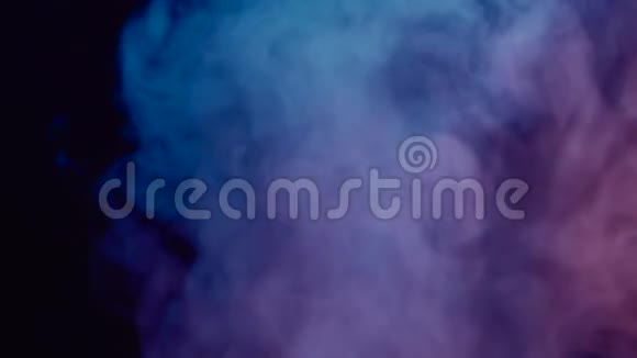 彩色的烟雾在黑色的背景上慢慢地流动视频的预览图