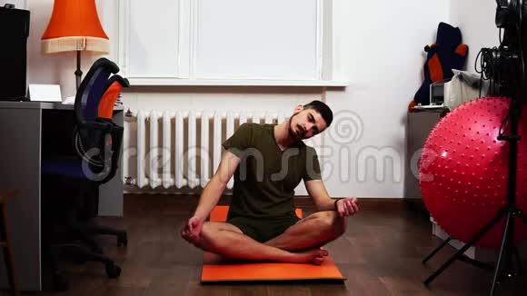 男人在家里完成锻炼看看健身手镯视频的预览图