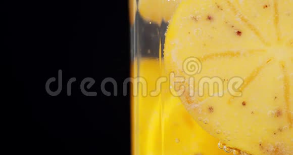 一块带有气泡的柿子在水中视频的预览图