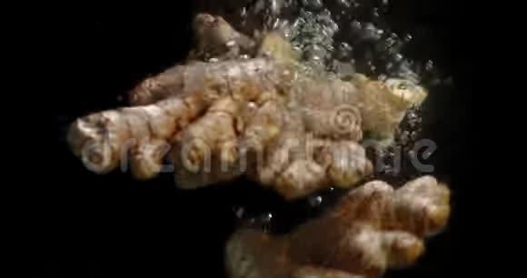 片鲜姜根落水下有气泡视频的预览图