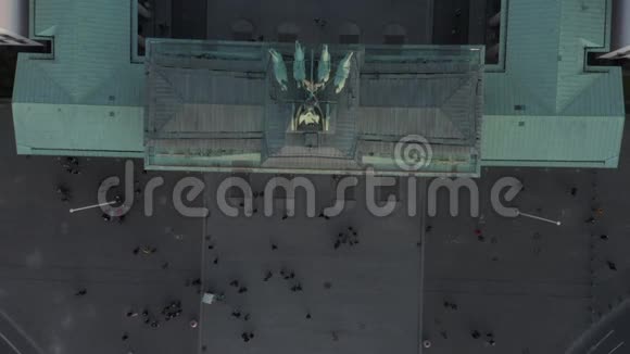 阿雷利亚慢鸟瞰勃兰登堡门屋顶的正面拍摄奎德里加雕像靠近地面视频的预览图