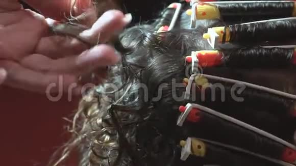女人理发师里的发型视频的预览图