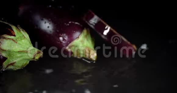 圆圆的茄子片落在水花上视频的预览图