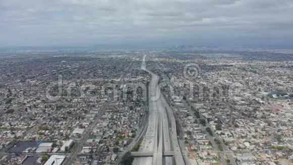 壮丽壮观的景色俯瞰无尽的城市洛杉矶加州大公路连接到多云的市中心视频的预览图