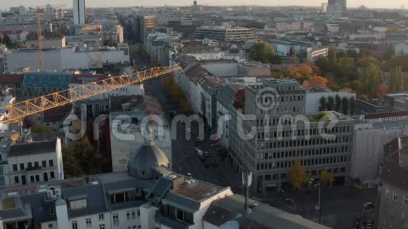 德国柏林秋季天气在工地和与汽车交通交叉处飞越起重机视频的预览图