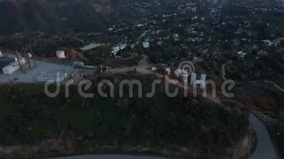 旁白令人叹为观止的倾斜好莱坞标志信从背面揭示洛杉矶城市景观在美丽的日落视频的预览图
