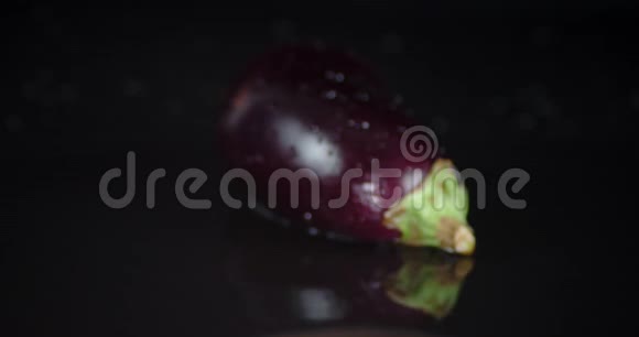 茄子溅到水里视频的预览图