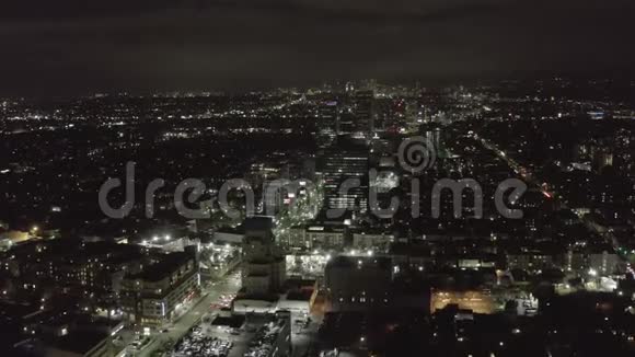 天籁夜晚在黑暗的好莱坞洛杉矶上空可以看到天际线和城市灯光视频的预览图