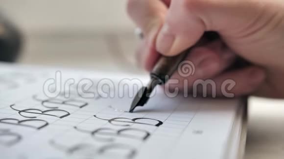 手用钢笔或笔尖用黑色墨水画字母视频的预览图